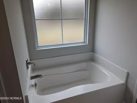Bath - 903 Eakins Ln, Richlands, NC 28574 photo 2 of 3