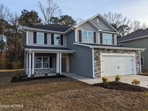 911 Eakins Ln, Richlands, NC 28574