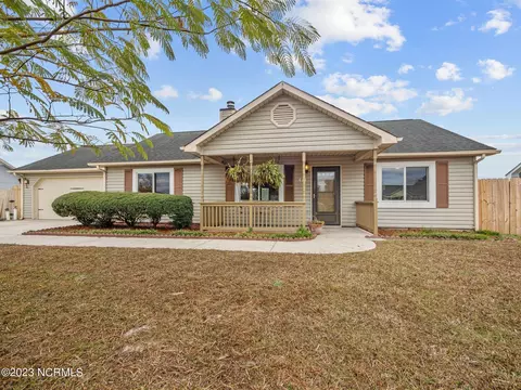 410 Foxtrace Ln, Hubert, NC 28539