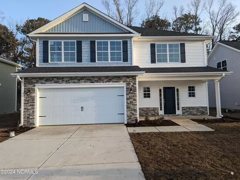 915 Eakins Ln, Richlands, NC 28574