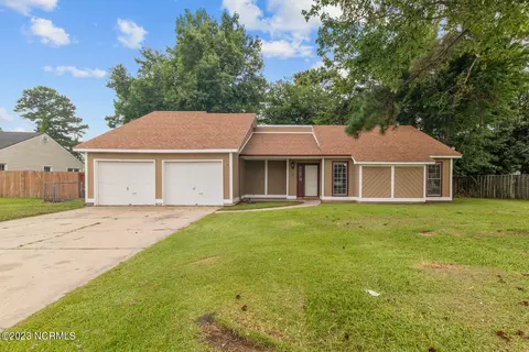 2221 Bridle Trl, Midway Park, NC 28544