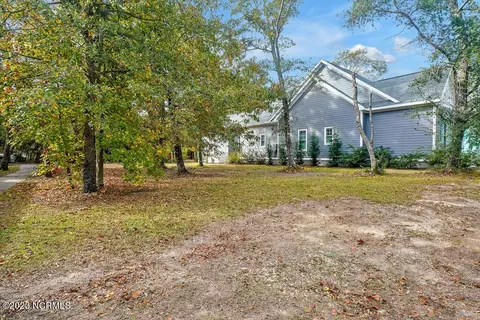 411 Fire Fly Ln, Southport, NC 28461