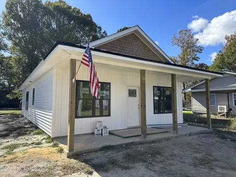 205 W Bridgers St, Burgaw, NC 28425