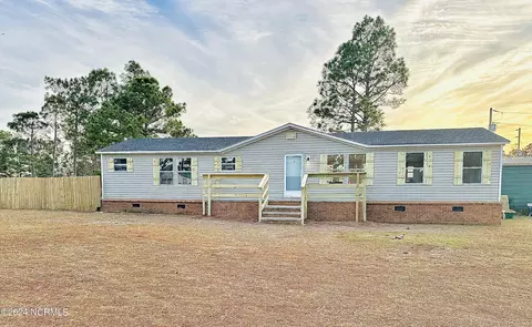 219 Castlebury Ln, Hubert, NC 28539
