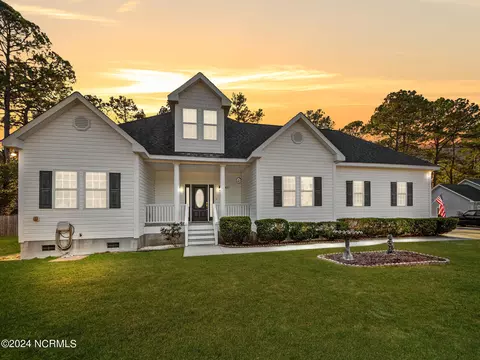 1627 Chadwick Shores Dr, Sneads Ferry, NC 28460