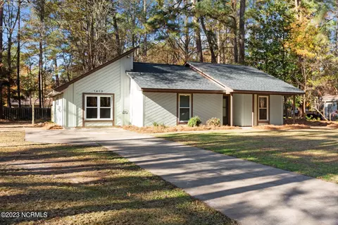 1448 Pineridge Dr, Greenville, NC 27834