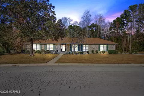 120 Robinhood Dr, Jacksonville, NC 28546