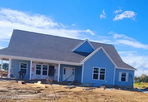 617 Bright Harvest Dr, Maysville, NC 28555