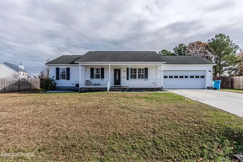303 Parkton Dr, Richlands, NC 28574