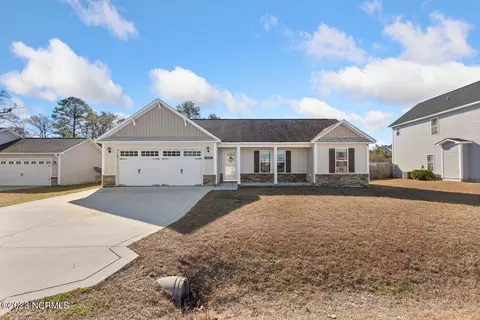 220 Long Neck Dr, Richlands, NC 28574