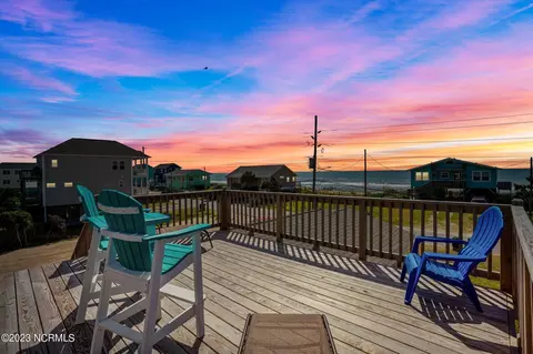 607 N Shore Dr, Surf City, NC 28445