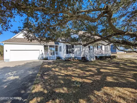 107 Beacon St, Harkers Island, NC 28531