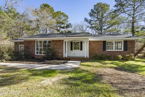 302 Ridgewood Ln, Washington, NC 27889