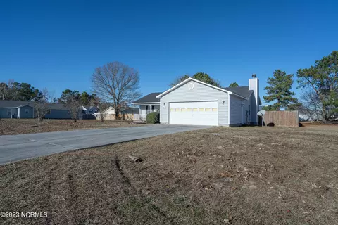203 Redberry Dr, Richlands, NC 28574