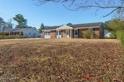 1217 Castle Dr, Jacksonville, NC 28546
