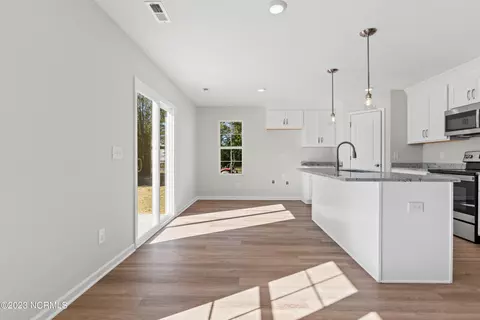 Kitchen - 198 Priscilla Pl, Hampstead, NC 28443 photo 6 of 9