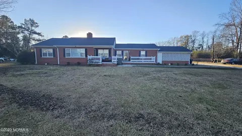 1509 N Norwood St, Wallace, NC 28466