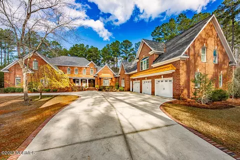 2 Seabiscuit Ln, New Bern, NC 28562