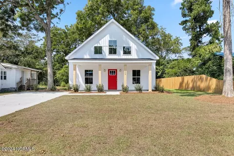 208 W Satchwell St, Burgaw, NC 28425