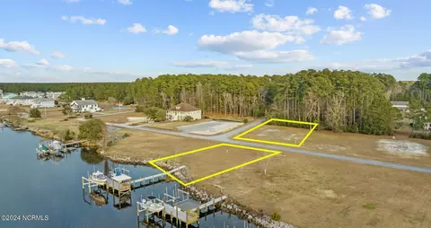 114 Waterway Dr, Beaufort, NC 28516