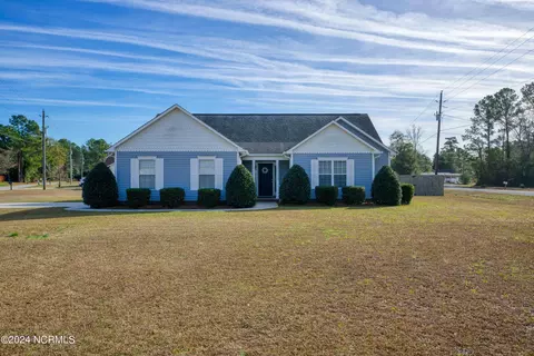 310 Beacon Ln, Sneads Ferry, NC 28460