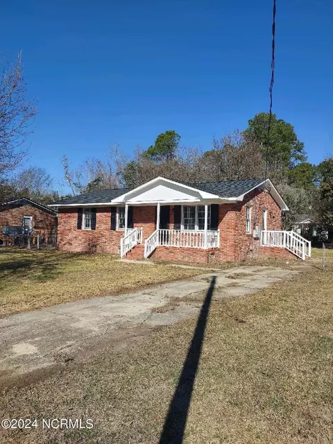 614 Mullins St, Marion, SC 29571