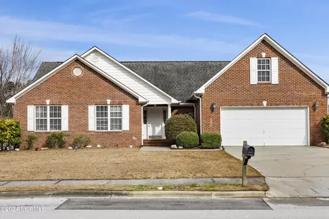230 Stagecoach Dr, Jacksonville, NC 28546