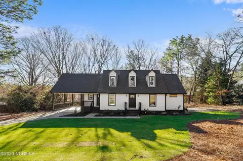 416 Stornoway Dr, Southern Pines, NC 28387