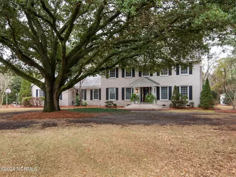 221 Country Club Dr, Greenville, NC 27834