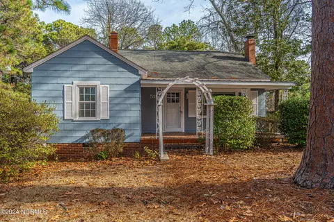 515 E Delaware Ave, Southern Pines, NC 28387