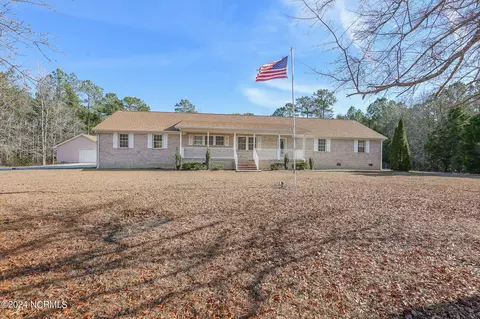 300 Lightwood Ct, Hubert, NC 28539