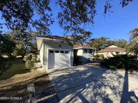 14 Greenview Dr, Oak Island, NC 28465