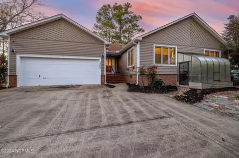 1904 Harbourside Dr, New Bern, NC 28560