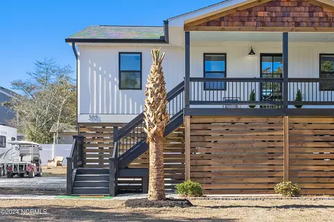 305 NE 48th St, Oak Island, NC 28465