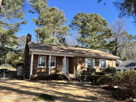 12 Lakeview Dr, Whispering Pines, NC 28327