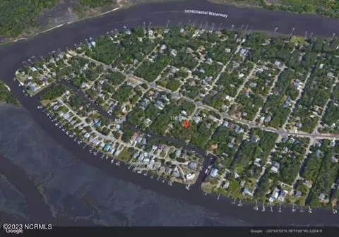 11 SW 26th St, Oak Island, NC 28465