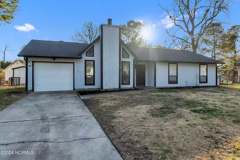 618 Walden Pl, Jacksonville, NC 28546