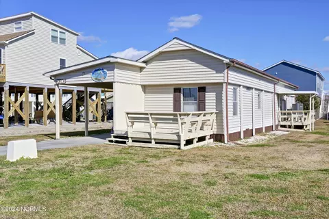7010 7th St, Surf City, NC 28445