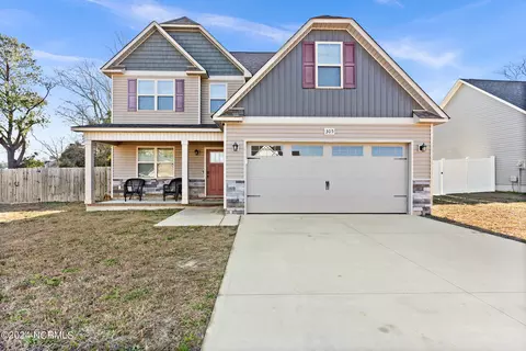 305 Vintage Ct, Hubert, NC 28539