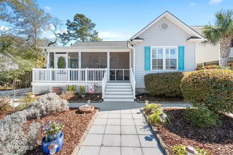 120 NE 4th St, Oak Island, NC 28465