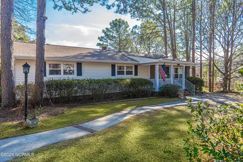 107 Pineland Dr, Hamlet, NC 28345
