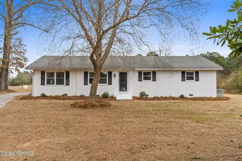 3289 River Rd, Rose Hill, NC 28458