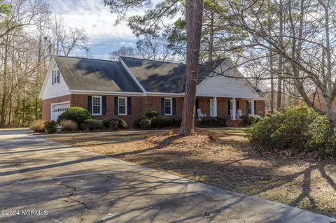 202 E Arrowhead Dr, Clinton, NC 28328 photo 2