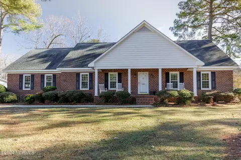 202 E Arrowhead Dr, Clinton, NC 28328