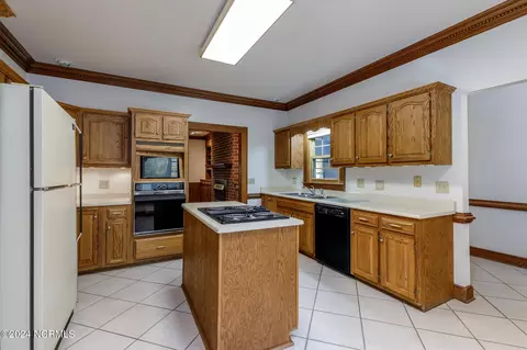 202 E Arrowhead Dr, Clinton, NC 28328 photo 9