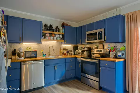 Kitchen - 110 Riegel Dr, Hubert, NC 28539 photo 2 of 4