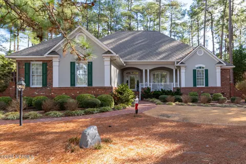 2 Hobkirk Ct, Pinehurst, NC 28374