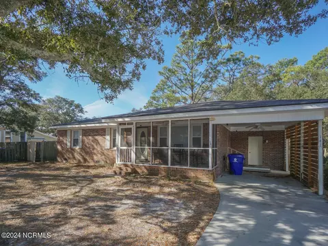 141 NW 9th St, Oak Island, NC 28465