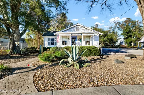 517 N Howe St, Southport, NC 28461