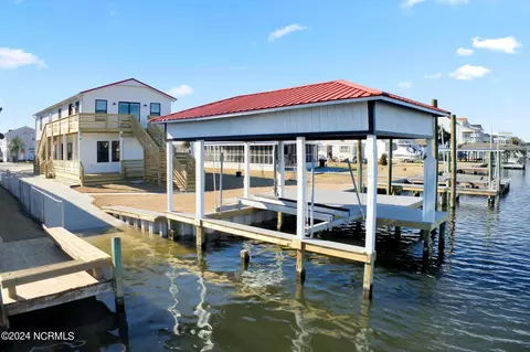 4054 4th St, Surf City, NC 28445